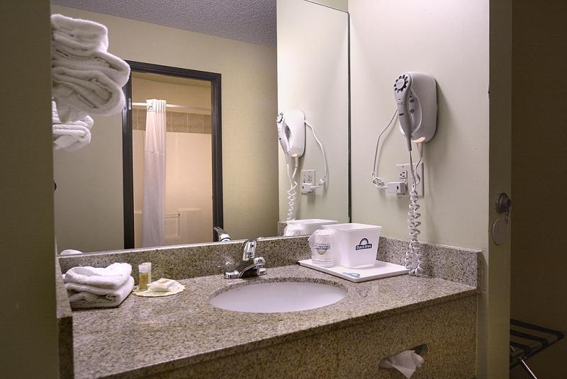 Days Inn By Wyndham Carbondale Room photo