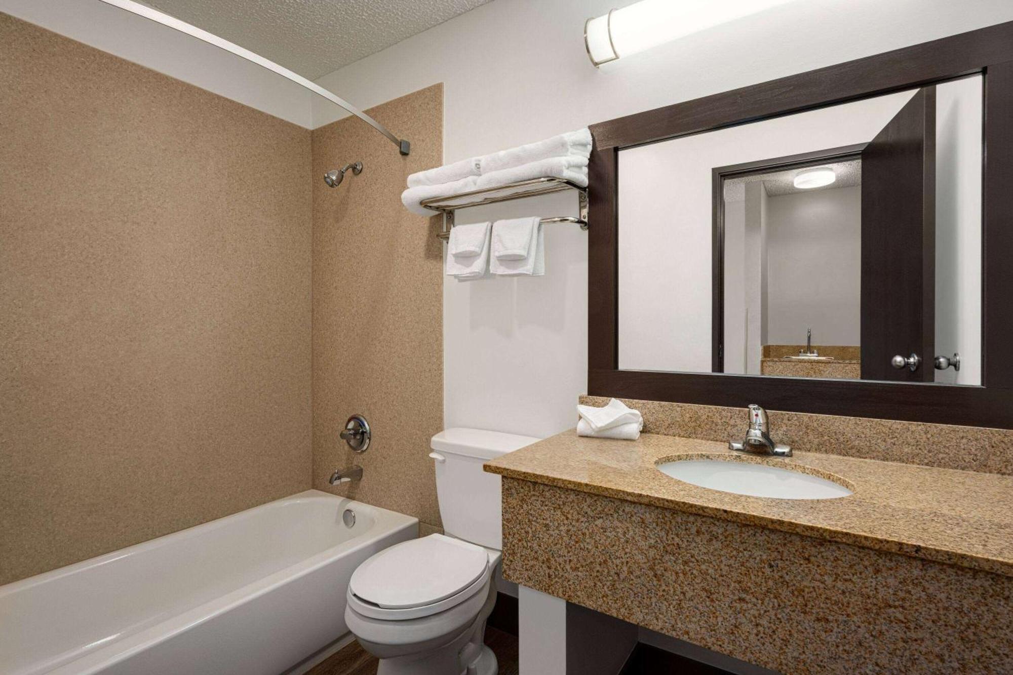 Days Inn By Wyndham Carbondale Exterior photo