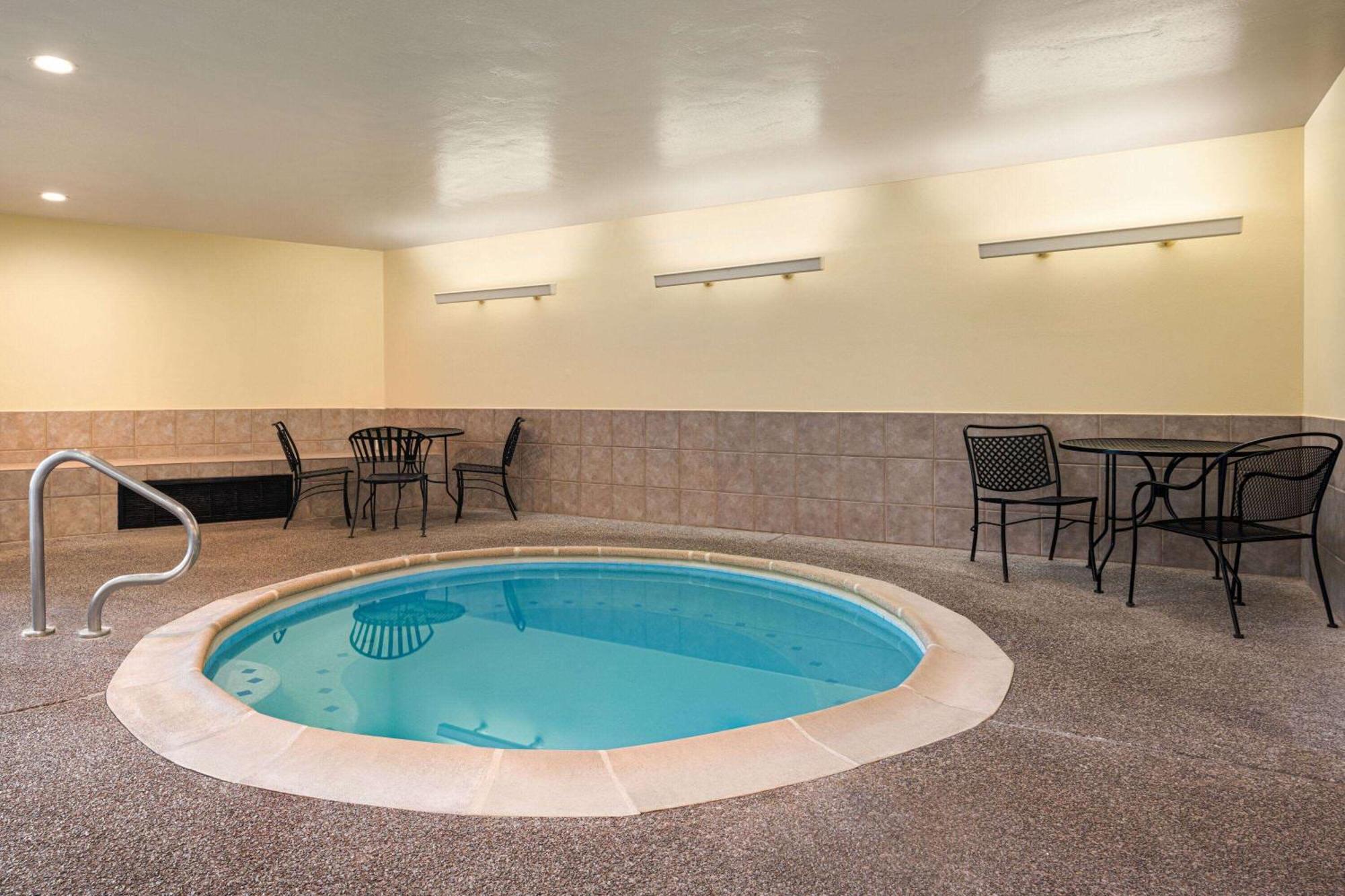 Days Inn By Wyndham Carbondale Exterior photo